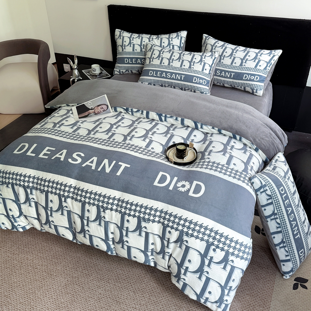 91家纺网 家纺一手货源 找家纺 摩卡（乐趣） 2025新款牛奶绒大版数码印花四件套（提供买家秀） 灰迪