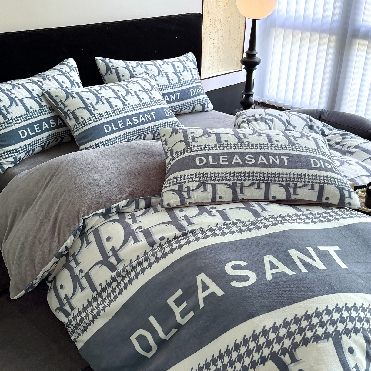 91家纺网 家纺一手货源 找家纺 摩卡（乐趣） 2025新款牛奶绒大版数码印花四件套（提供买家秀） 灰迪