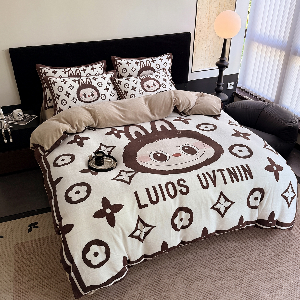 91家纺网 家纺一手货源 找家纺 摩卡（乐趣） 2025新款牛奶绒大版数码印花四件套（提供买家秀） 路易兔