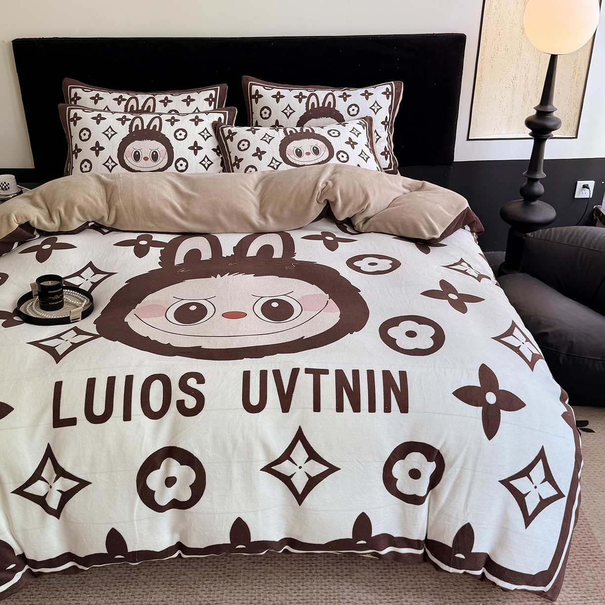 91家纺网 家纺一手货源 找家纺 摩卡（乐趣） 2025新款牛奶绒大版数码印花四件套（提供买家秀） 路易兔