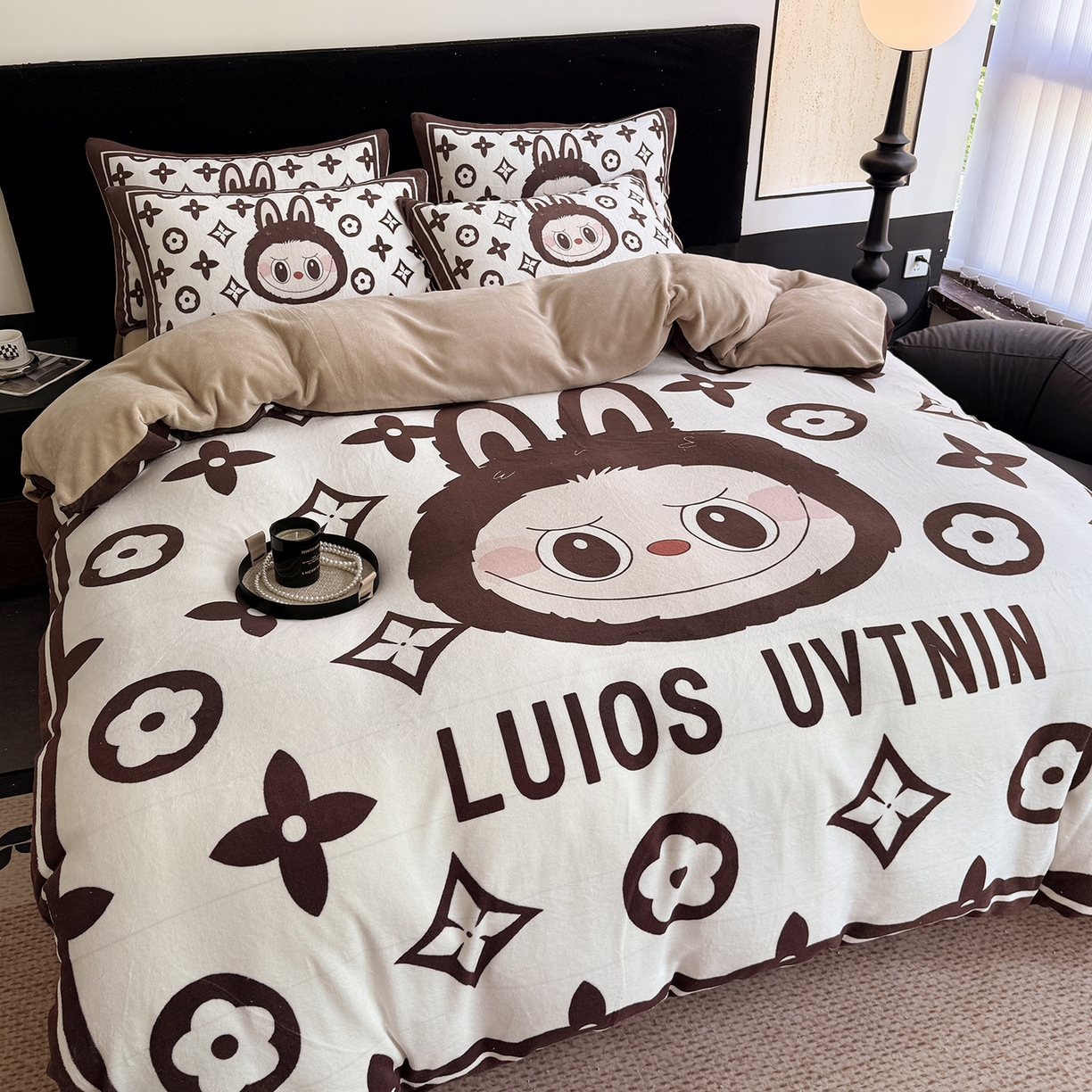 91家纺网 家纺一手货源 找家纺 摩卡（乐趣） 2025新款牛奶绒大版数码印花四件套（提供买家秀） 路易兔