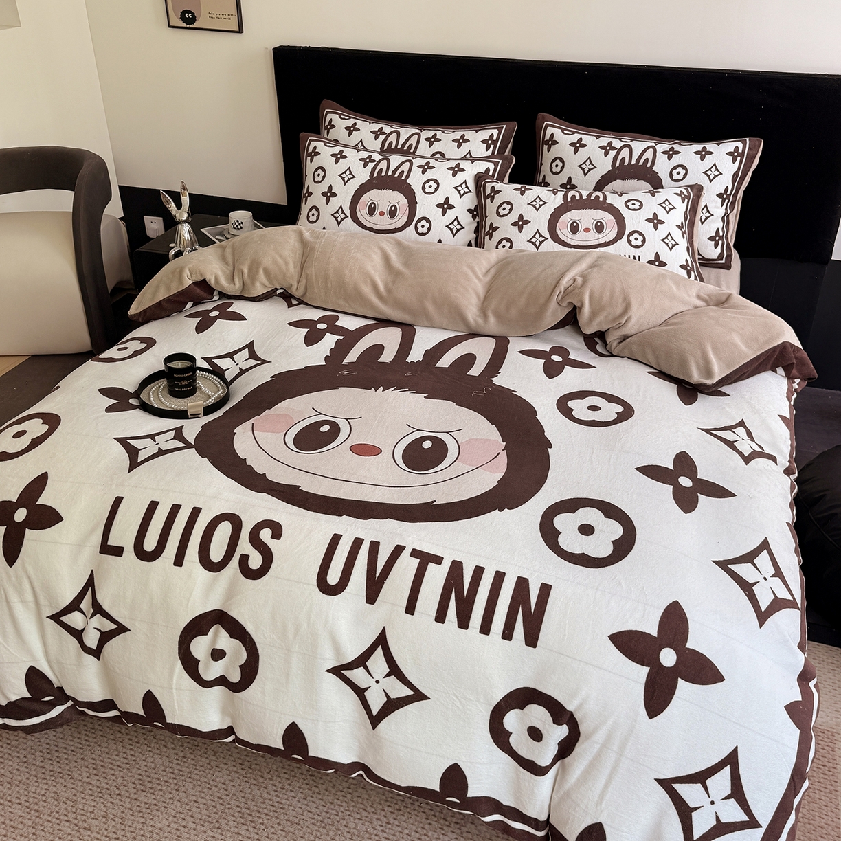 91家纺网 家纺一手货源 找家纺 摩卡（乐趣） 2025新款牛奶绒大版数码印花四件套（提供买家秀） 路易兔