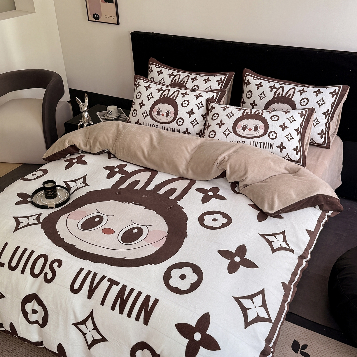 91家纺网 家纺一手货源 找家纺 摩卡（乐趣） 2025新款牛奶绒大版数码印花四件套（提供买家秀） 路易兔