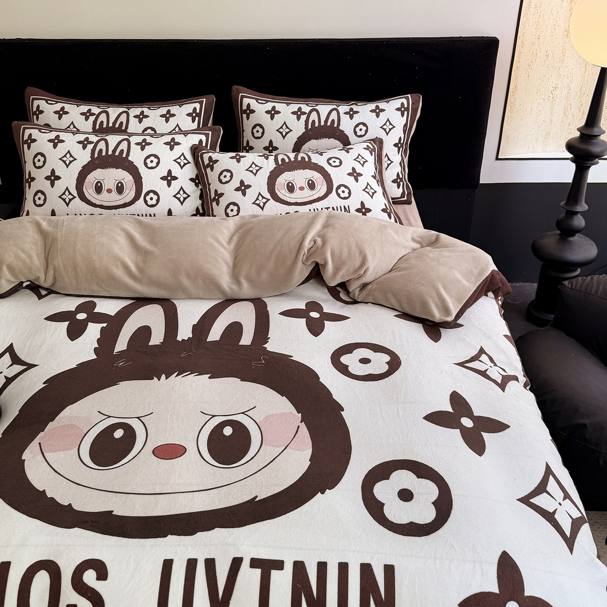 91家纺网 家纺一手货源 找家纺 摩卡（乐趣） 2025新款牛奶绒大版数码印花四件套（提供买家秀） 路易兔