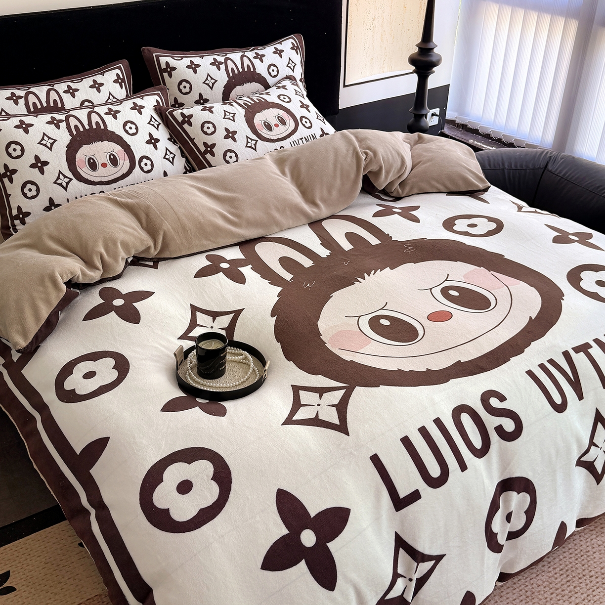 91家纺网 家纺一手货源 找家纺 摩卡（乐趣） 2025新款牛奶绒大版数码印花四件套（提供买家秀） 路易兔