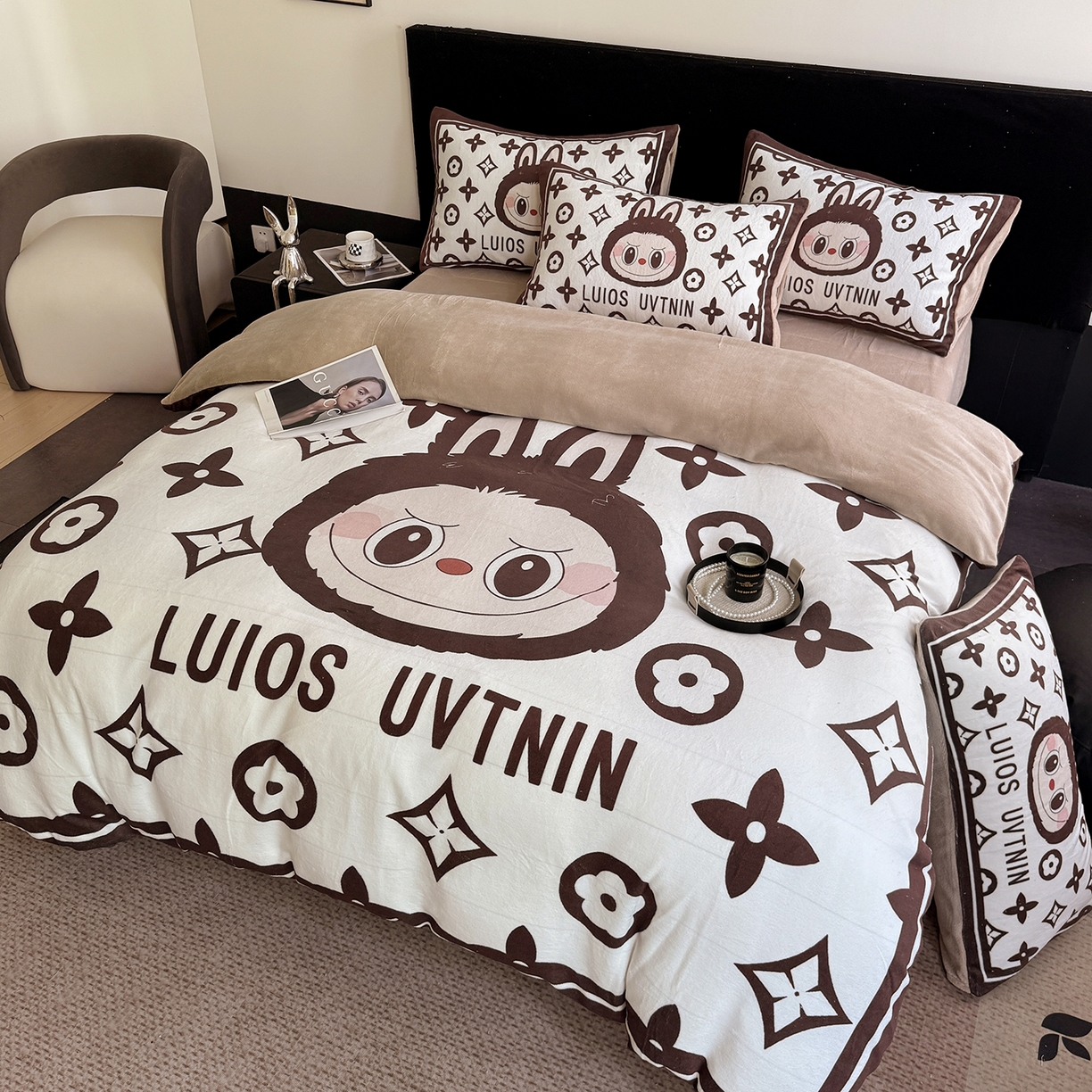 91家纺网 家纺一手货源 找家纺 摩卡（乐趣） 2025新款牛奶绒大版数码印花四件套（提供买家秀） 路易兔