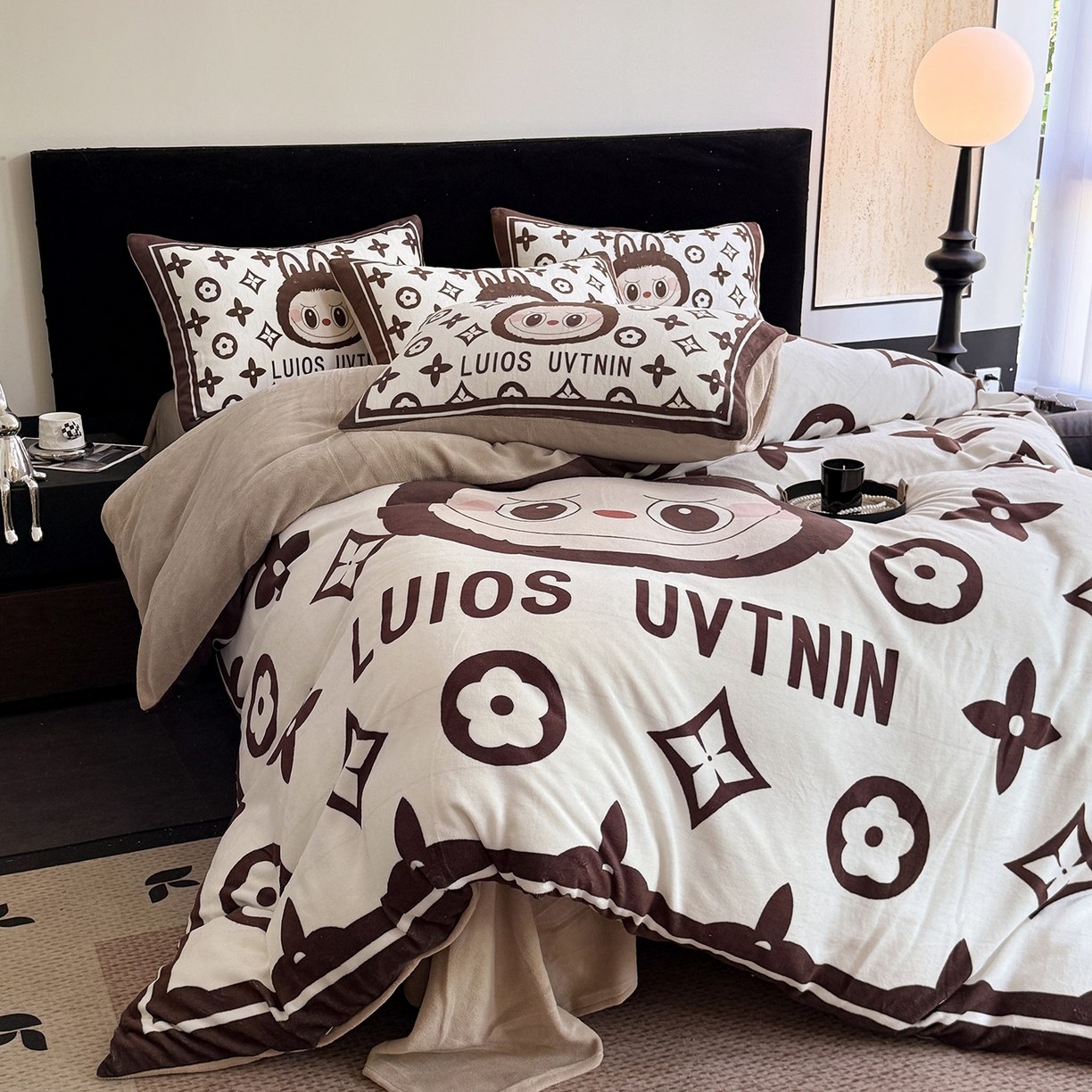 91家纺网 家纺一手货源 找家纺 摩卡（乐趣） 2025新款牛奶绒大版数码印花四件套（提供买家秀） 路易兔