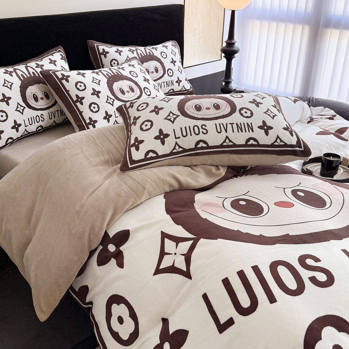 91家纺网 家纺一手货源 找家纺 摩卡（乐趣） 2025新款牛奶绒大版数码印花四件套（提供买家秀） 路易兔