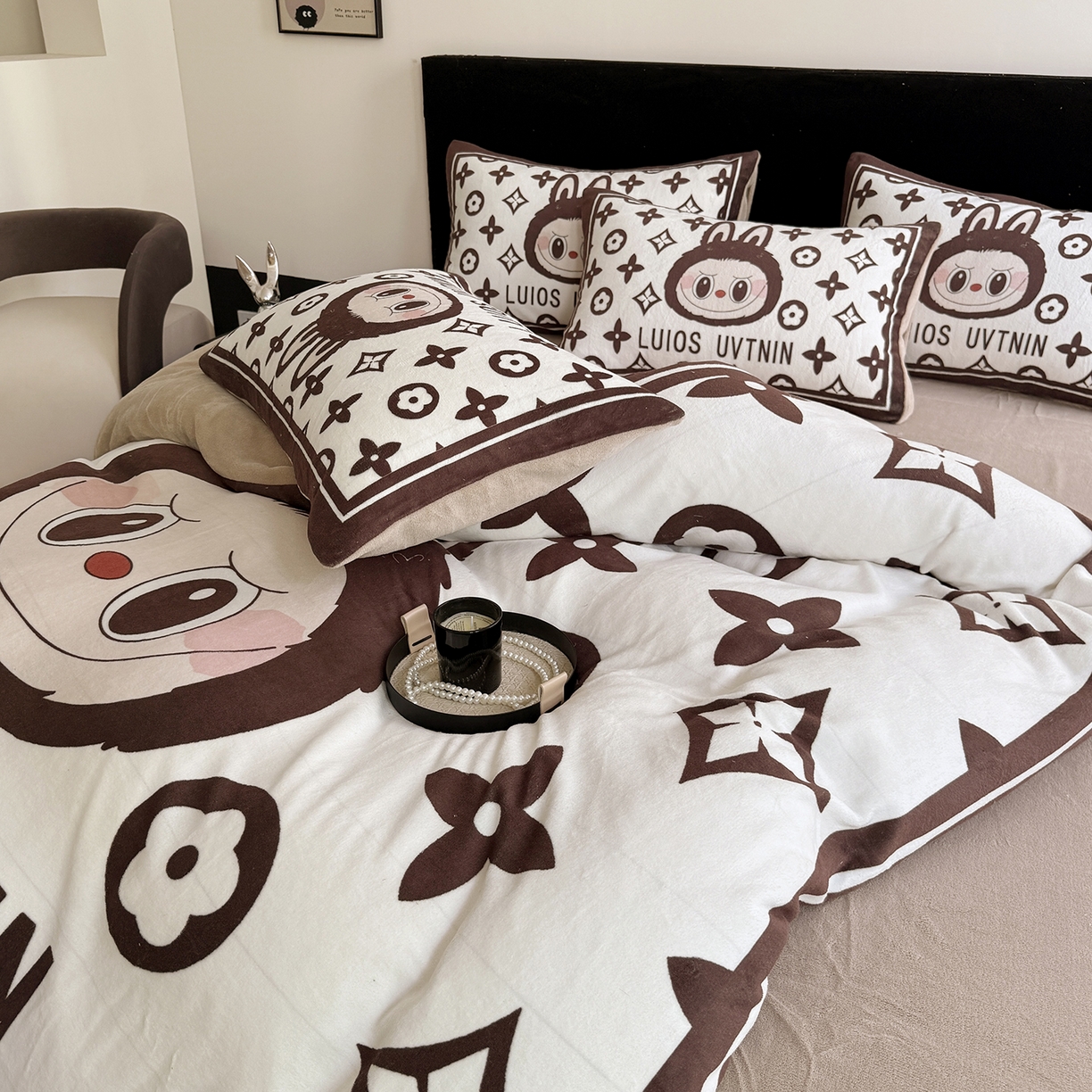 91家纺网 家纺一手货源 找家纺 摩卡（乐趣） 2025新款牛奶绒大版数码印花四件套（提供买家秀） 路易兔