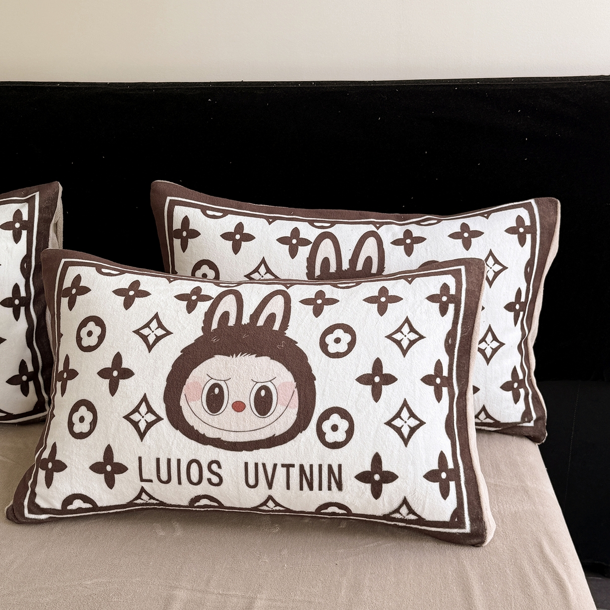 91家纺网 家纺一手货源 找家纺 摩卡（乐趣） 2025新款牛奶绒大版数码印花四件套（提供买家秀） 路易兔