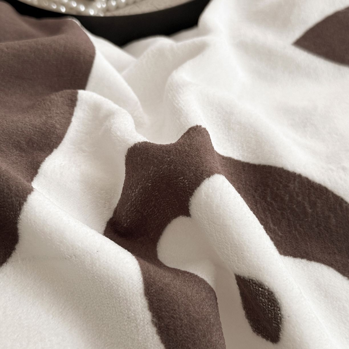 91家纺网 家纺一手货源 找家纺 摩卡（乐趣） 2025新款牛奶绒大版数码印花四件套（提供买家秀） 路易兔