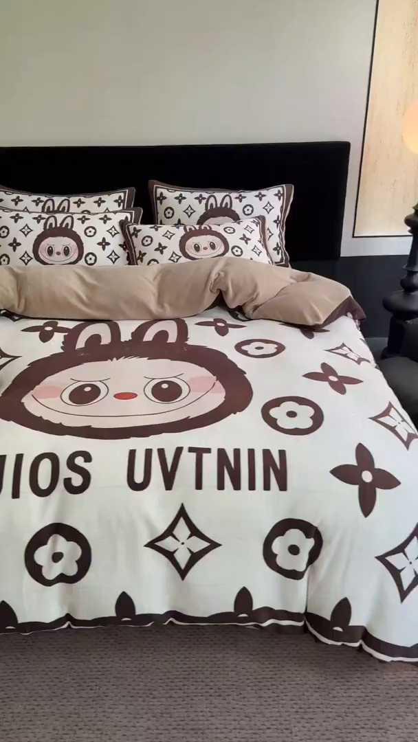 91家纺网 家纺一手货源 找家纺 摩卡（乐趣） 2025新款牛奶绒大版数码印花四件套（提供买家秀） 路易兔