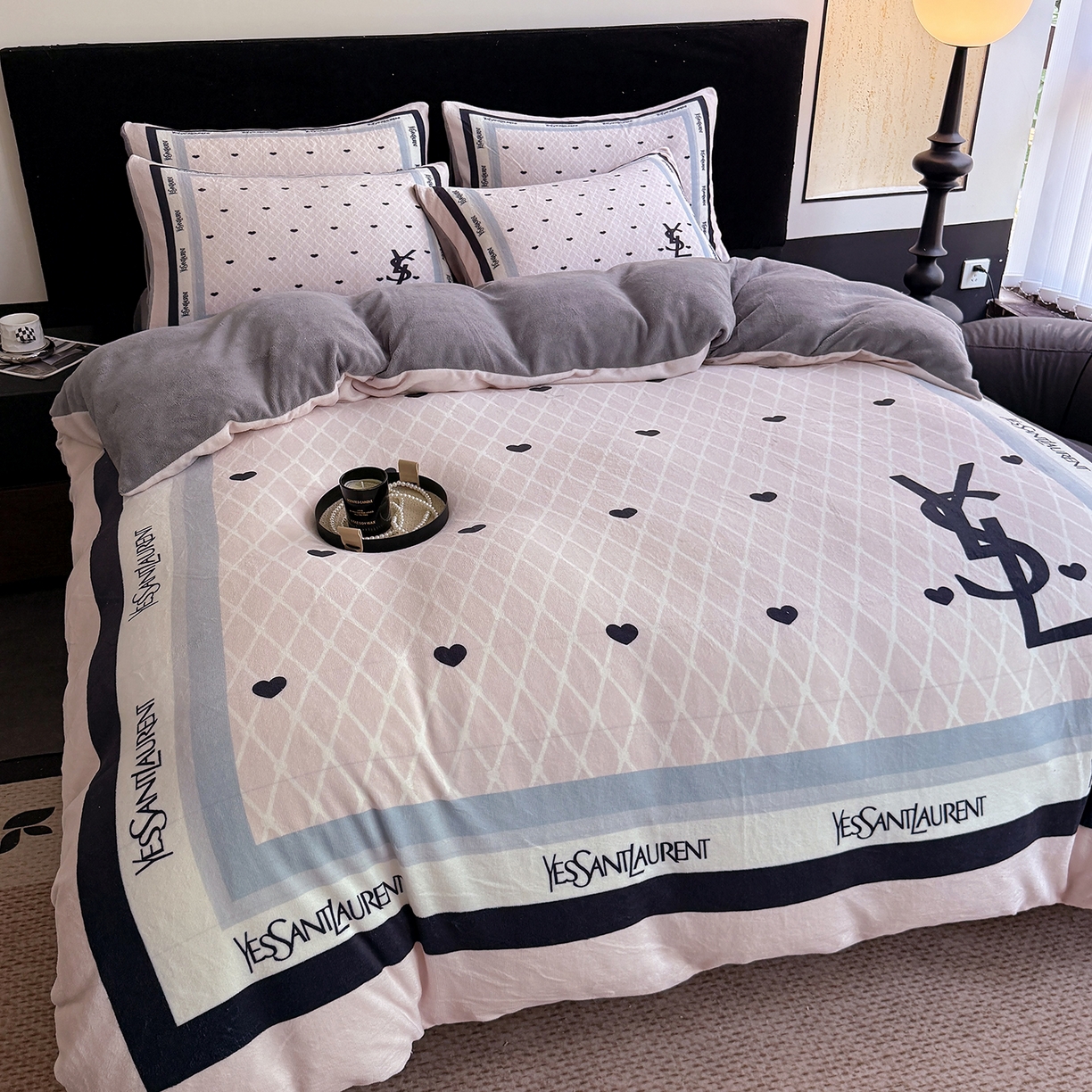 91家纺网 家纺一手货源 找家纺 摩卡（乐趣） 2025新款牛奶绒大版数码印花四件套（提供买家秀） 罗兰粉