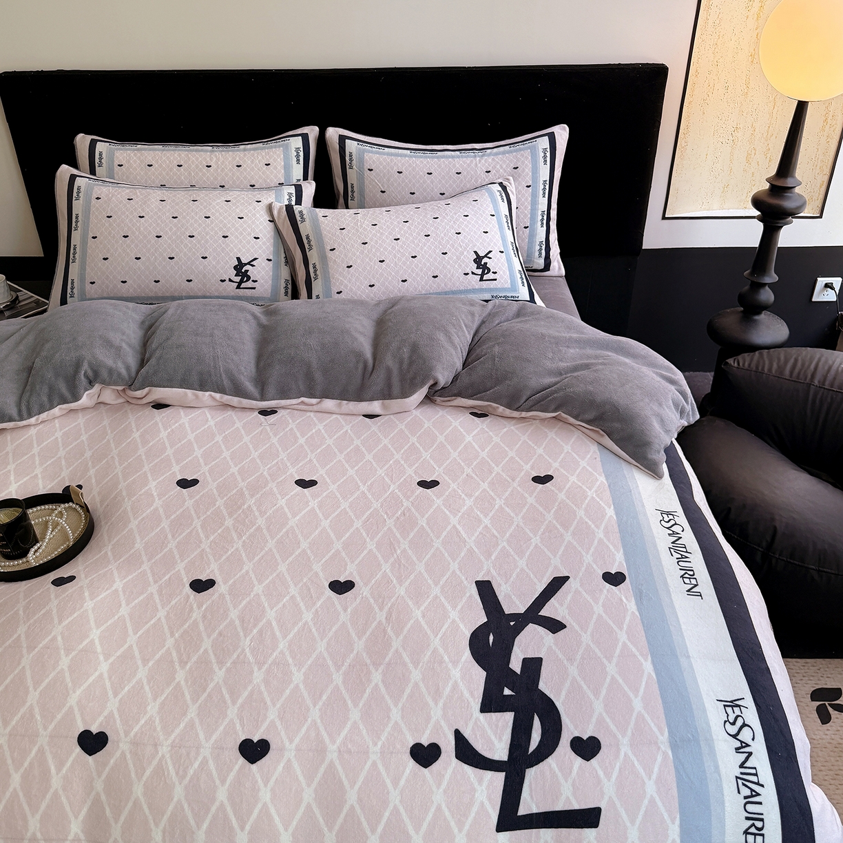 91家纺网 家纺一手货源 找家纺 摩卡（乐趣） 2025新款牛奶绒大版数码印花四件套（提供买家秀） 罗兰粉