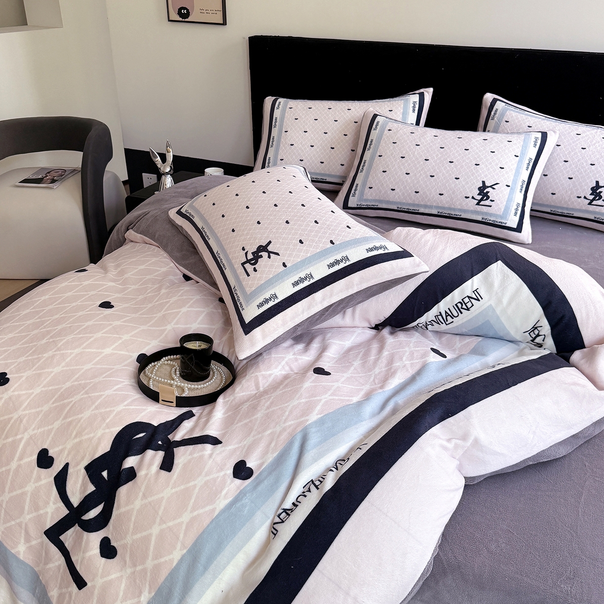 91家纺网 家纺一手货源 找家纺 摩卡（乐趣） 2025新款牛奶绒大版数码印花四件套（提供买家秀） 罗兰粉