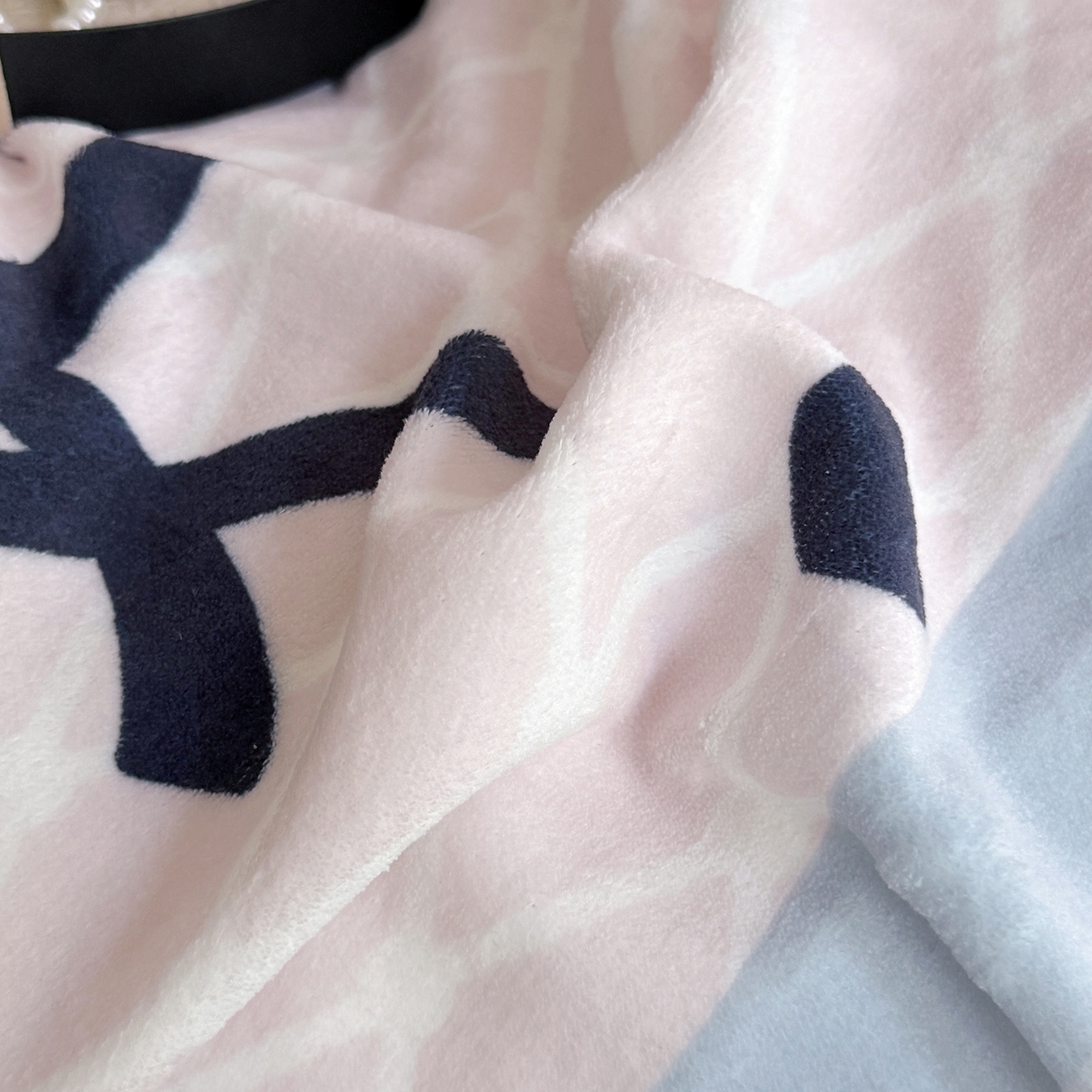 91家纺网 家纺一手货源 找家纺 摩卡（乐趣） 2025新款牛奶绒大版数码印花四件套（提供买家秀） 罗兰粉