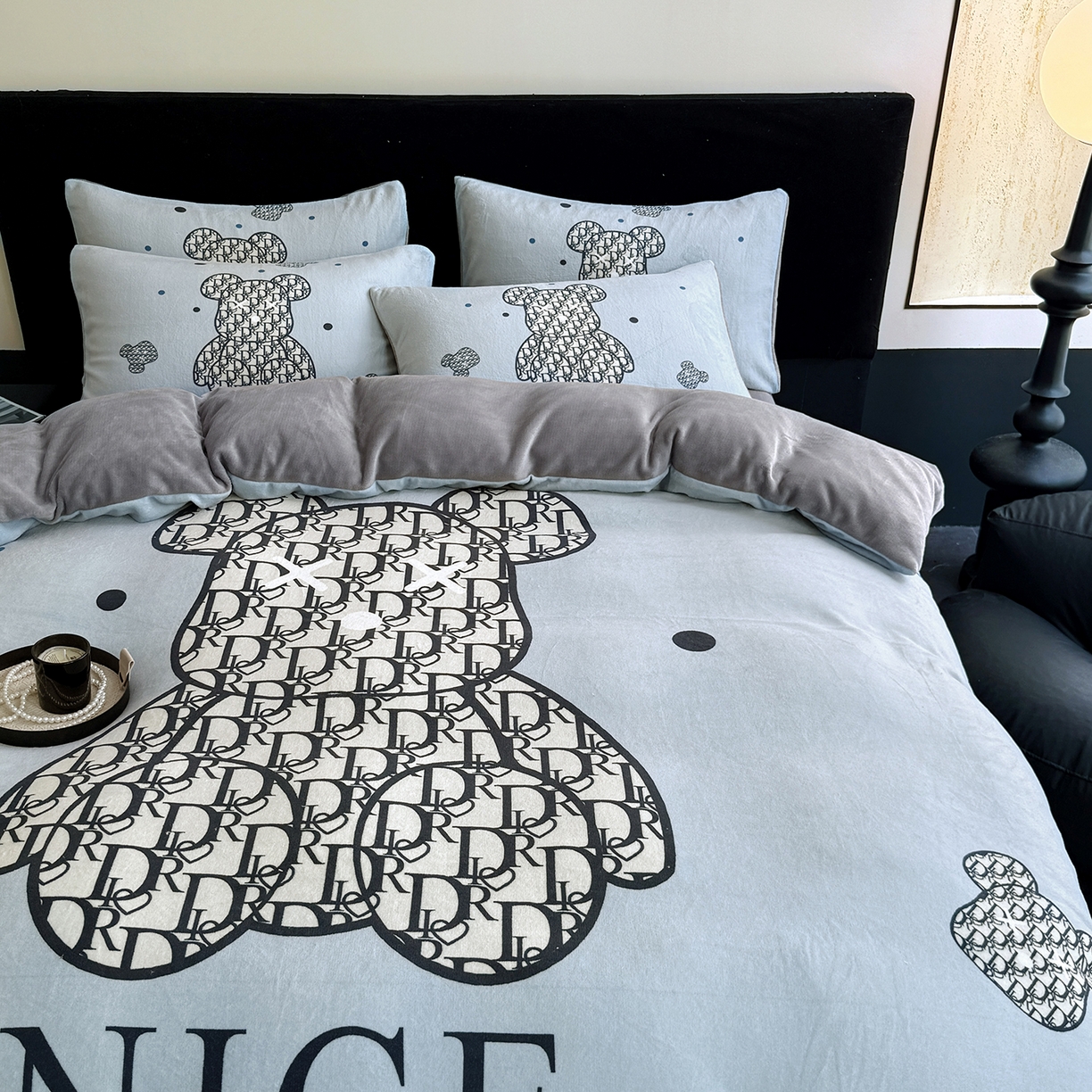 91家纺网 家纺一手货源 找家纺 摩卡（乐趣） 2025新款牛奶绒大版数码印花四件套（提供买家秀） 萌迪