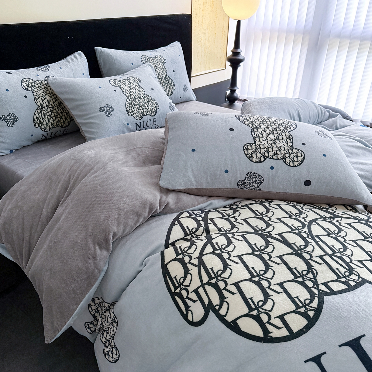 91家纺网 家纺一手货源 找家纺 摩卡（乐趣） 2025新款牛奶绒大版数码印花四件套（提供买家秀） 萌迪