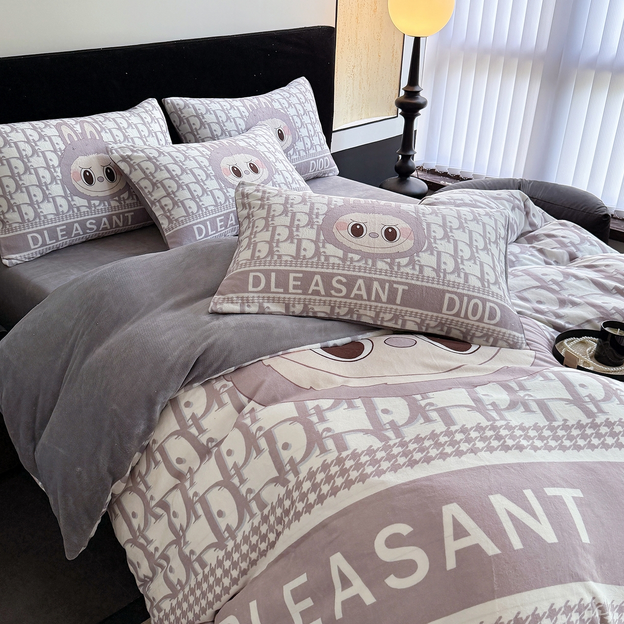 91家纺网 家纺一手货源 找家纺 摩卡（乐趣） 2025新款牛奶绒大版数码印花四件套（提供买家秀） 萌萌兔