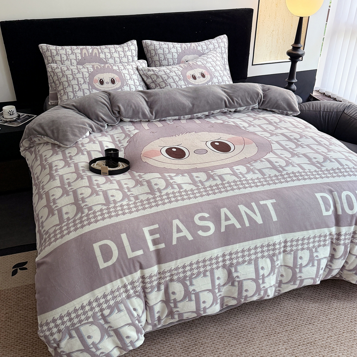 91家纺网 家纺一手货源 找家纺 摩卡（乐趣） 2025新款牛奶绒大版数码印花四件套（提供买家秀） 萌萌兔