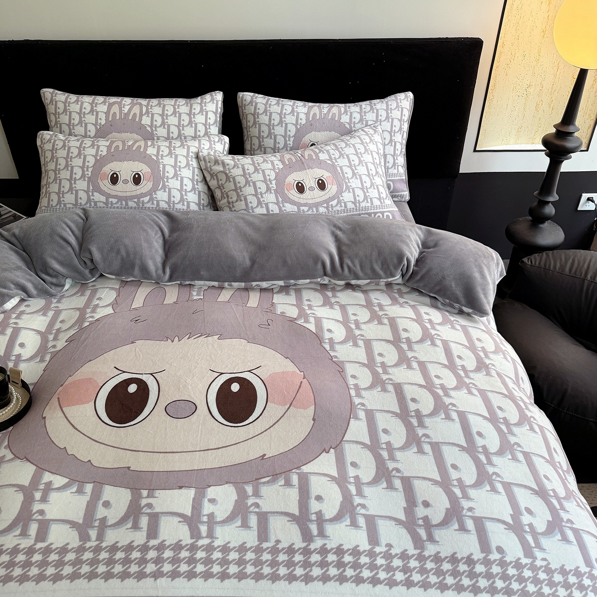 91家纺网 家纺一手货源 找家纺 摩卡（乐趣） 2025新款牛奶绒大版数码印花四件套（提供买家秀） 萌萌兔