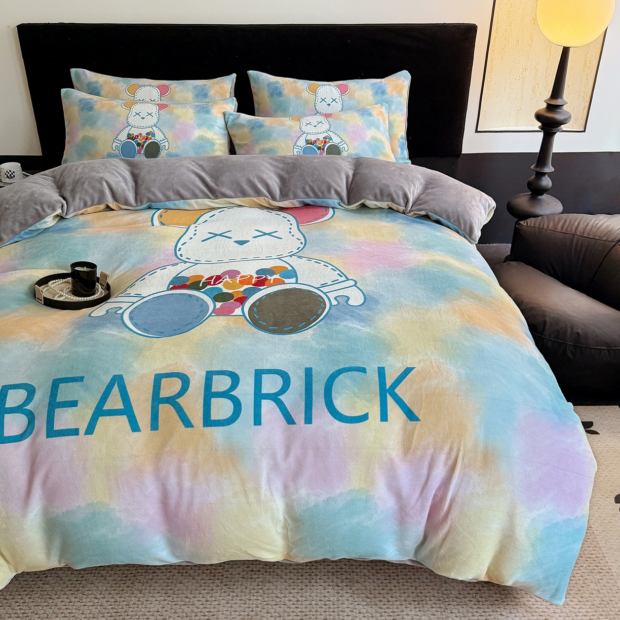 91家纺网 家纺一手货源 找家纺 摩卡（乐趣） 2025新款牛奶绒大版数码印花四件套（提供买家秀） 七彩熊