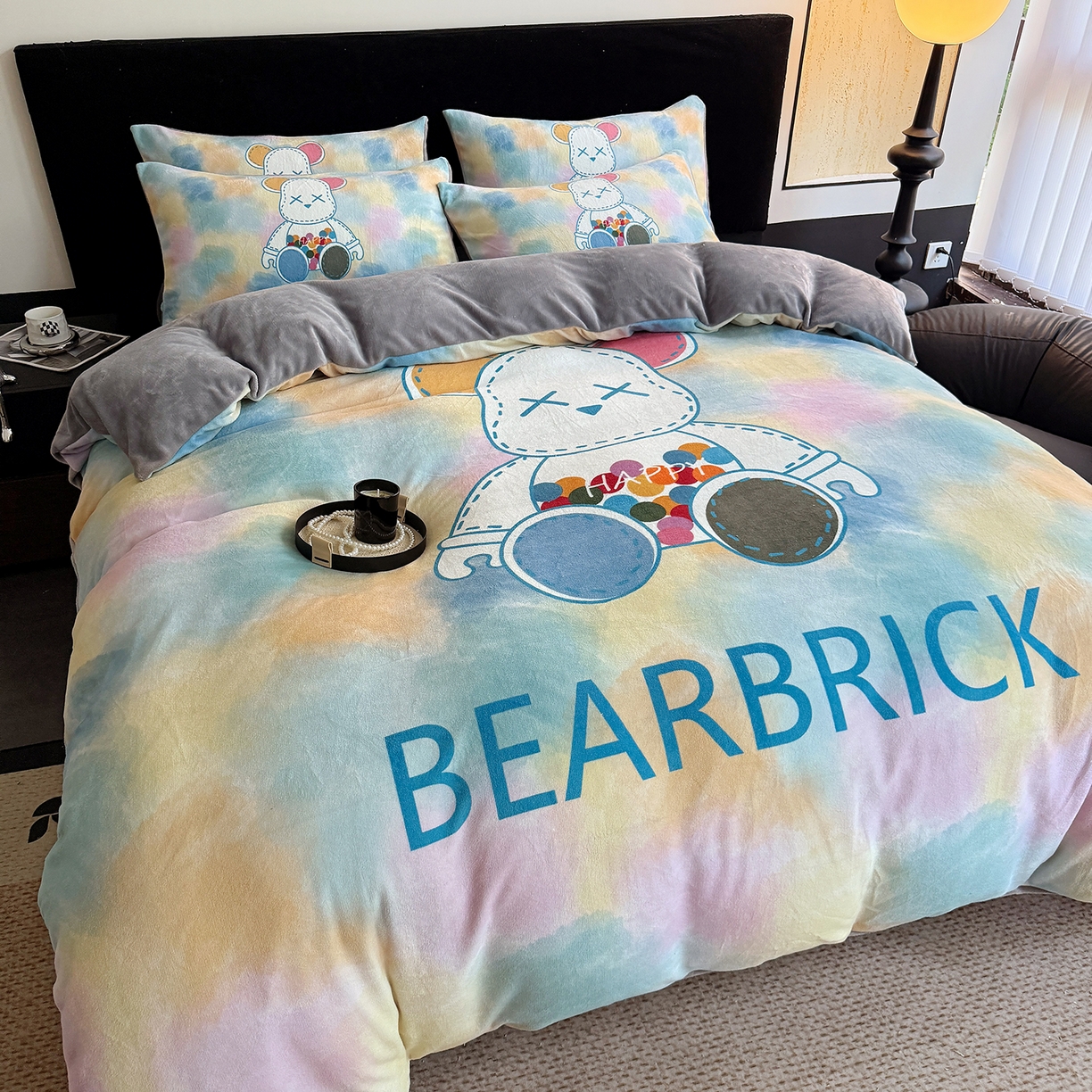 91家纺网 家纺一手货源 找家纺 摩卡（乐趣） 2025新款牛奶绒大版数码印花四件套（提供买家秀） 七彩熊