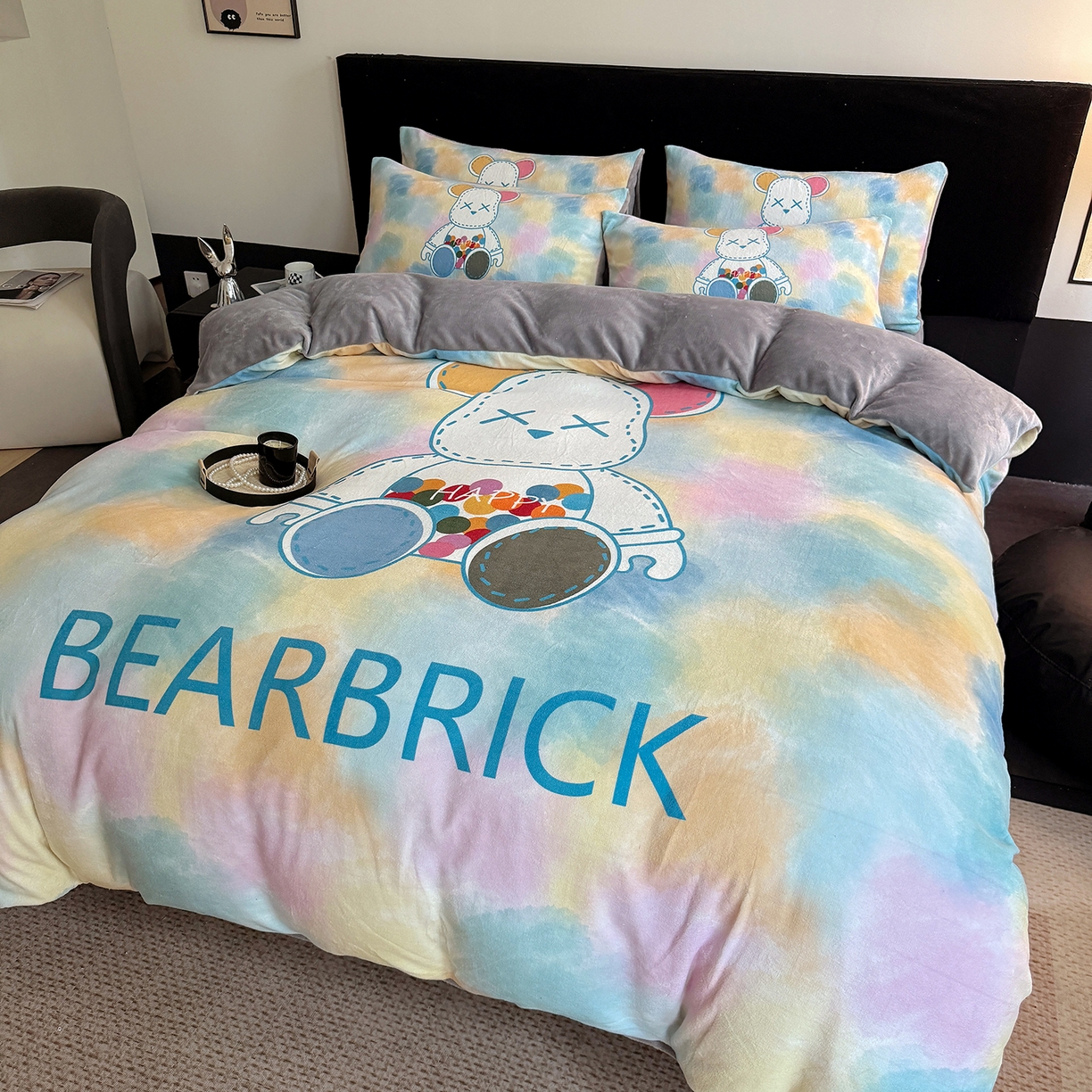 91家纺网 家纺一手货源 找家纺 摩卡（乐趣） 2025新款牛奶绒大版数码印花四件套（提供买家秀） 七彩熊