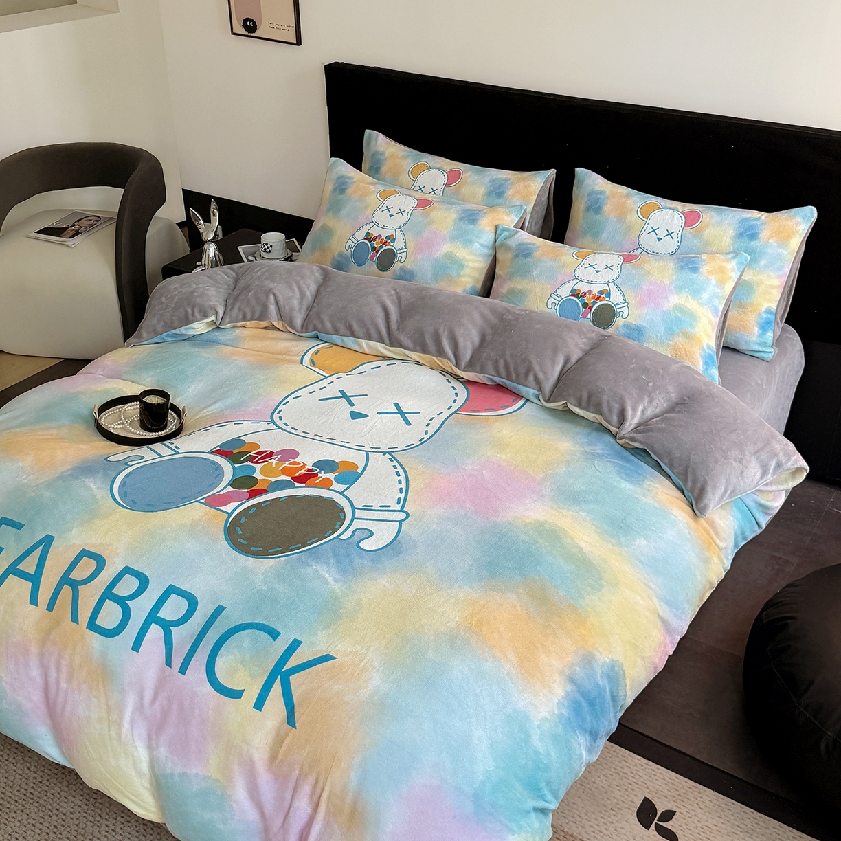 91家纺网 家纺一手货源 找家纺 摩卡（乐趣） 2025新款牛奶绒大版数码印花四件套（提供买家秀） 七彩熊