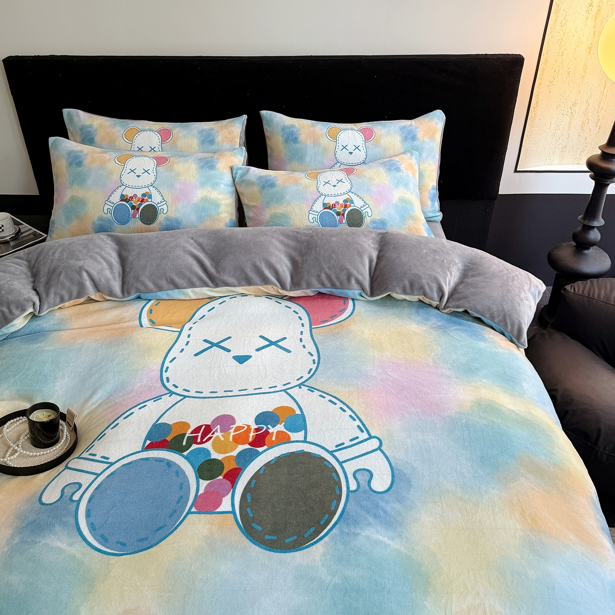 91家纺网 家纺一手货源 找家纺 摩卡（乐趣） 2025新款牛奶绒大版数码印花四件套（提供买家秀） 七彩熊