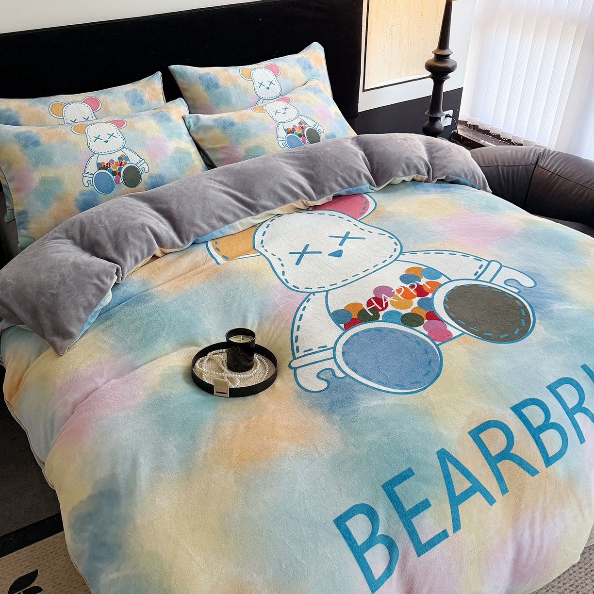 91家纺网 家纺一手货源 找家纺 摩卡（乐趣） 2025新款牛奶绒大版数码印花四件套（提供买家秀） 七彩熊