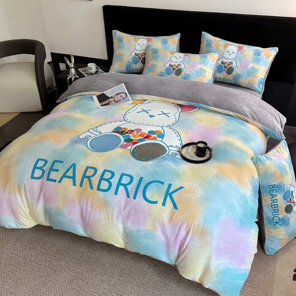 91家纺网 家纺一手货源 找家纺 摩卡（乐趣） 2025新款牛奶绒大版数码印花四件套（提供买家秀） 七彩熊