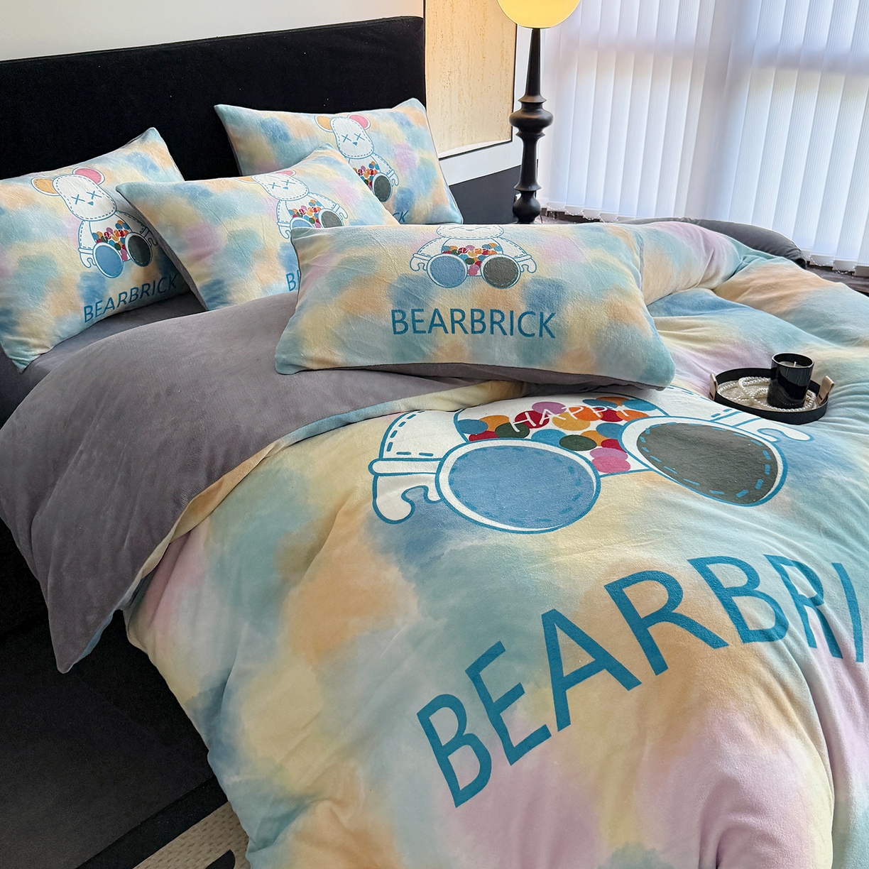 91家纺网 家纺一手货源 找家纺 摩卡（乐趣） 2025新款牛奶绒大版数码印花四件套（提供买家秀） 七彩熊