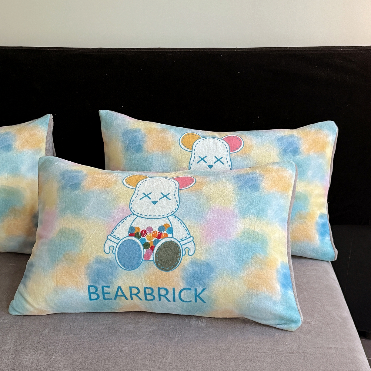 91家纺网 家纺一手货源 找家纺 摩卡（乐趣） 2025新款牛奶绒大版数码印花四件套（提供买家秀） 七彩熊