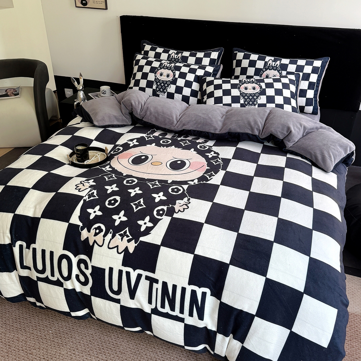 91家纺网 家纺一手货源 找家纺 摩卡（乐趣） 2025新款牛奶绒大版数码印花四件套（提供买家秀） 棋盘兔