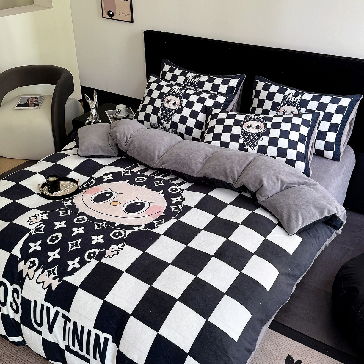 91家纺网 家纺一手货源 找家纺 摩卡（乐趣） 2025新款牛奶绒大版数码印花四件套（提供买家秀） 棋盘兔