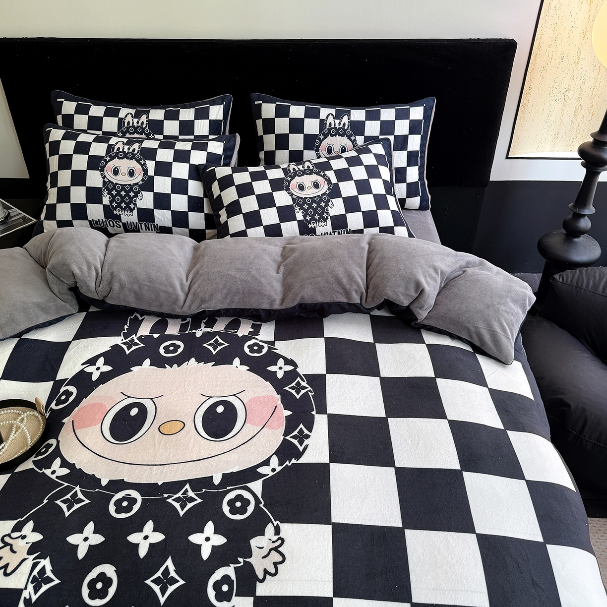 91家纺网 家纺一手货源 找家纺 摩卡（乐趣） 2025新款牛奶绒大版数码印花四件套（提供买家秀） 棋盘兔