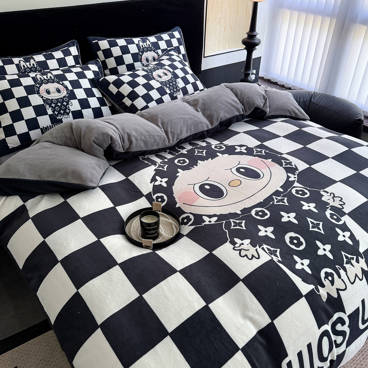 91家纺网 家纺一手货源 找家纺 摩卡（乐趣） 2025新款牛奶绒大版数码印花四件套（提供买家秀） 棋盘兔