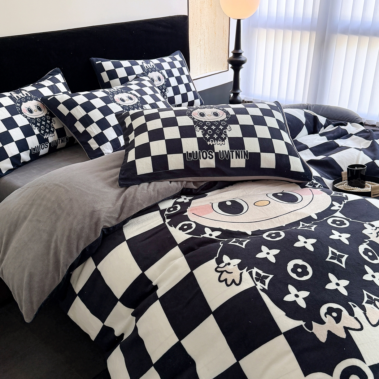 91家纺网 家纺一手货源 找家纺 摩卡（乐趣） 2025新款牛奶绒大版数码印花四件套（提供买家秀） 棋盘兔