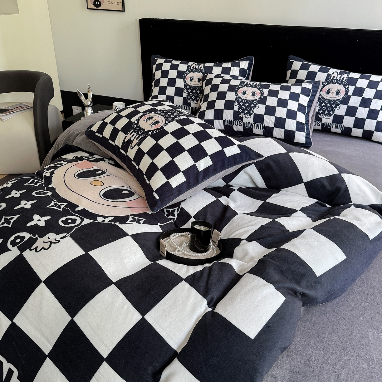 91家纺网 家纺一手货源 找家纺 摩卡（乐趣） 2025新款牛奶绒大版数码印花四件套（提供买家秀） 棋盘兔