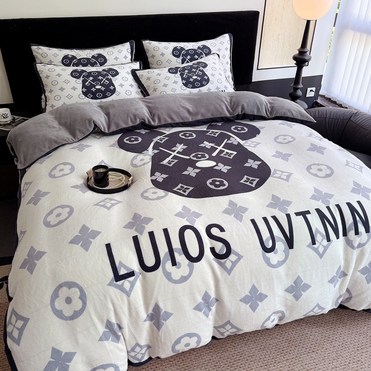 91家纺网 家纺一手货源 找家纺 摩卡（乐趣） 2025新款牛奶绒大版数码印花四件套（提供买家秀） 熊头白