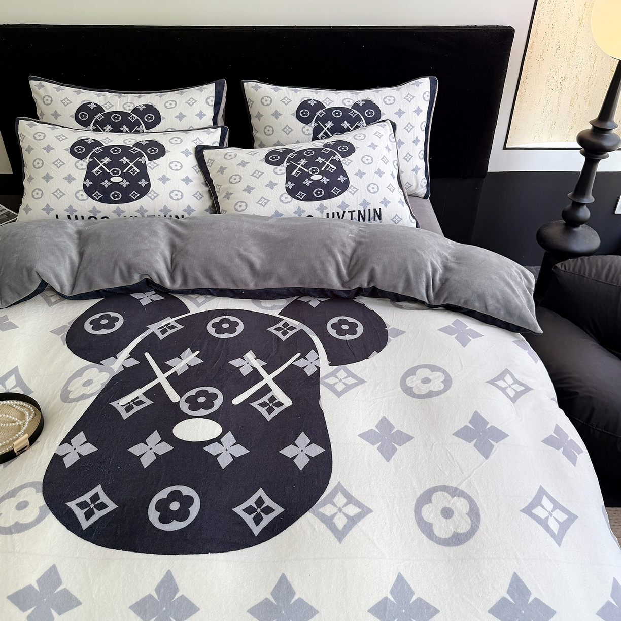 91家纺网 家纺一手货源 找家纺 摩卡（乐趣） 2025新款牛奶绒大版数码印花四件套（提供买家秀） 熊头白