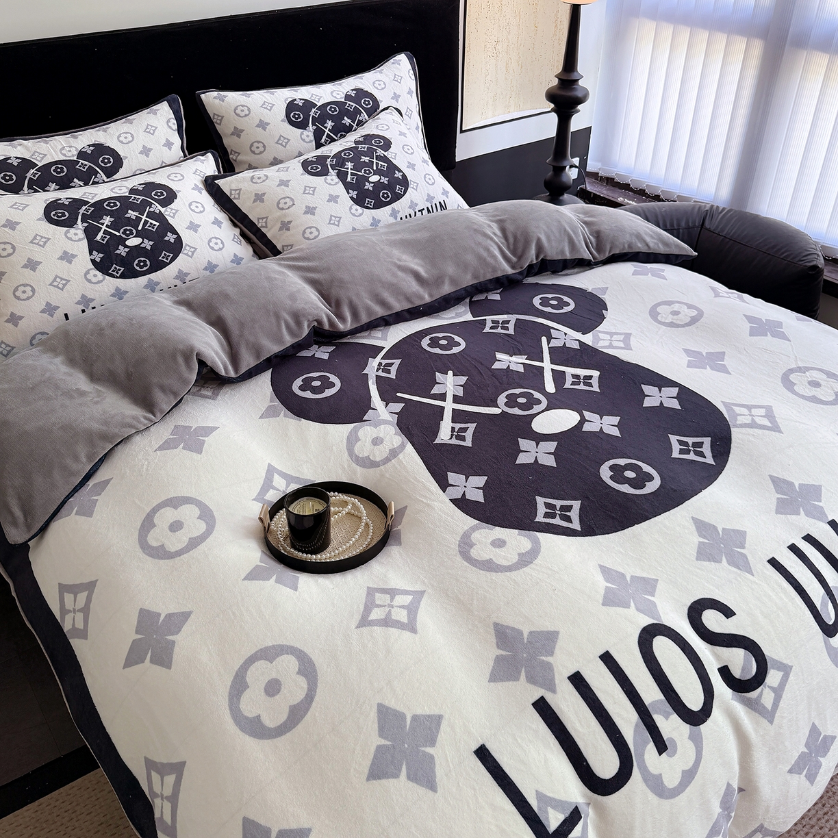 91家纺网 家纺一手货源 找家纺 摩卡（乐趣） 2025新款牛奶绒大版数码印花四件套（提供买家秀） 熊头白