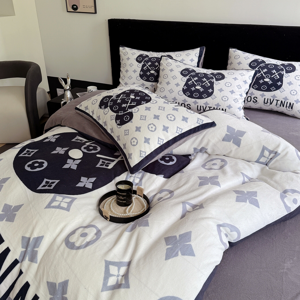 91家纺网 家纺一手货源 找家纺 摩卡（乐趣） 2025新款牛奶绒大版数码印花四件套（提供买家秀） 熊头白