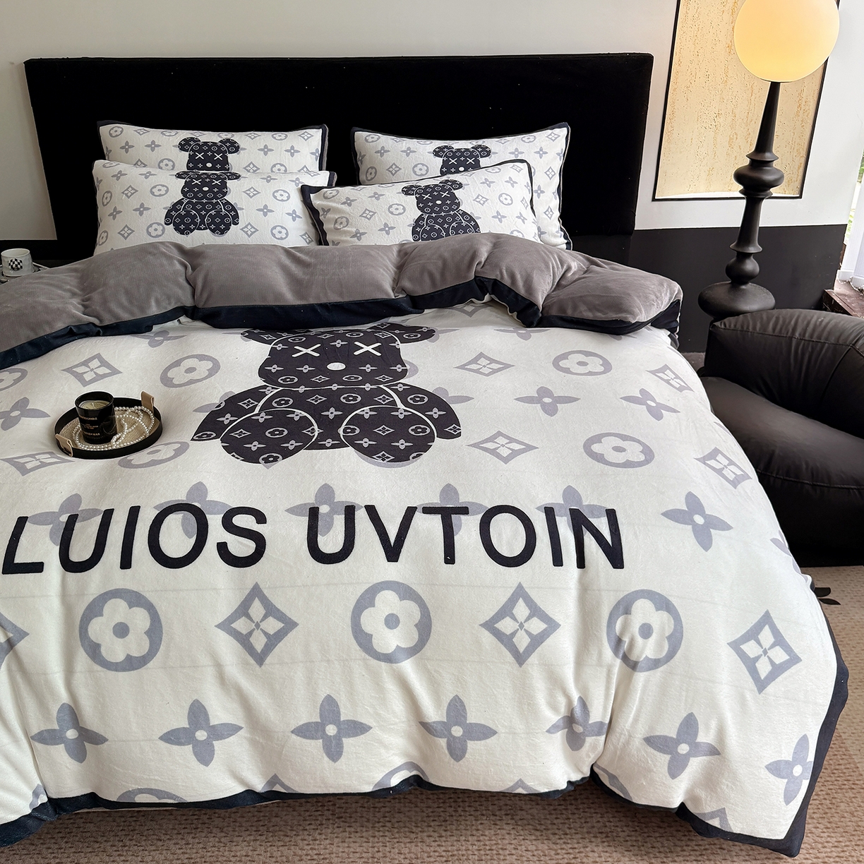 91家纺网 家纺一手货源 找家纺 摩卡（乐趣） 2025新款牛奶绒大版数码印花四件套（提供买家秀） 熊仔白