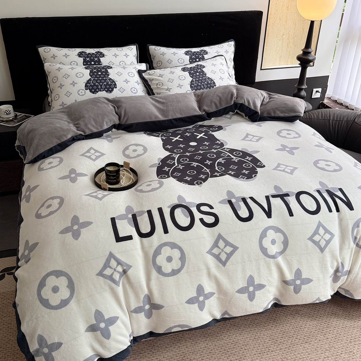 91家纺网 家纺一手货源 找家纺 摩卡（乐趣） 2025新款牛奶绒大版数码印花四件套（提供买家秀） 熊仔白