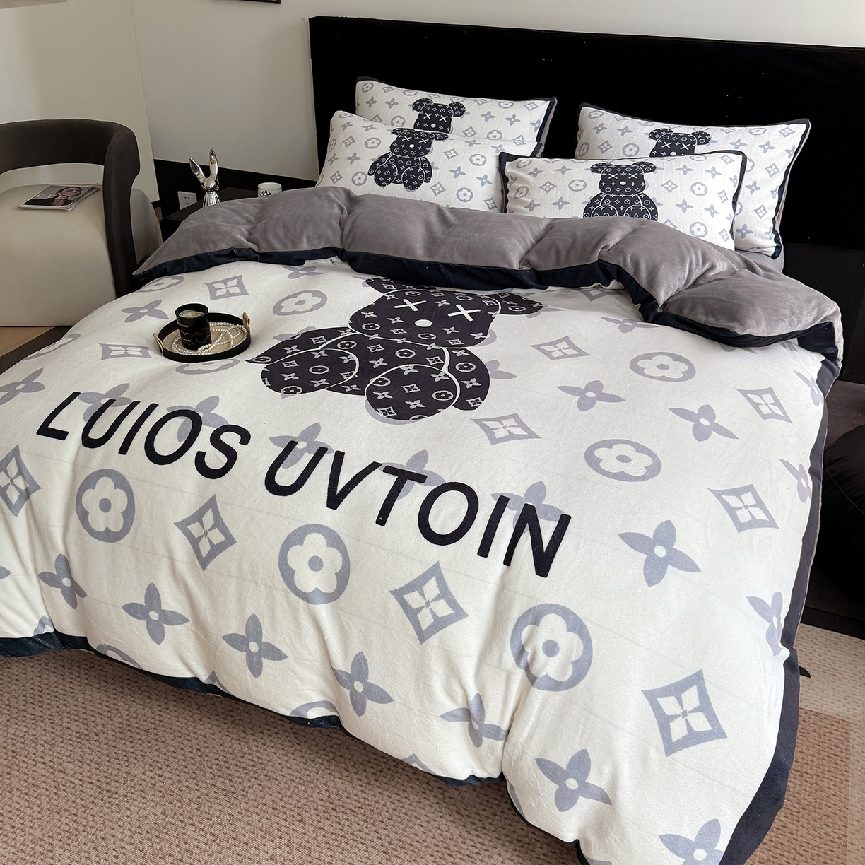 91家纺网 家纺一手货源 找家纺 摩卡（乐趣） 2025新款牛奶绒大版数码印花四件套（提供买家秀） 熊仔白