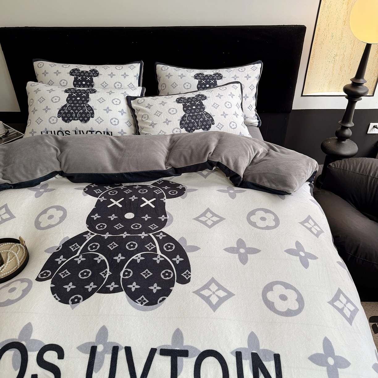 91家纺网 家纺一手货源 找家纺 摩卡（乐趣） 2025新款牛奶绒大版数码印花四件套（提供买家秀） 熊仔白