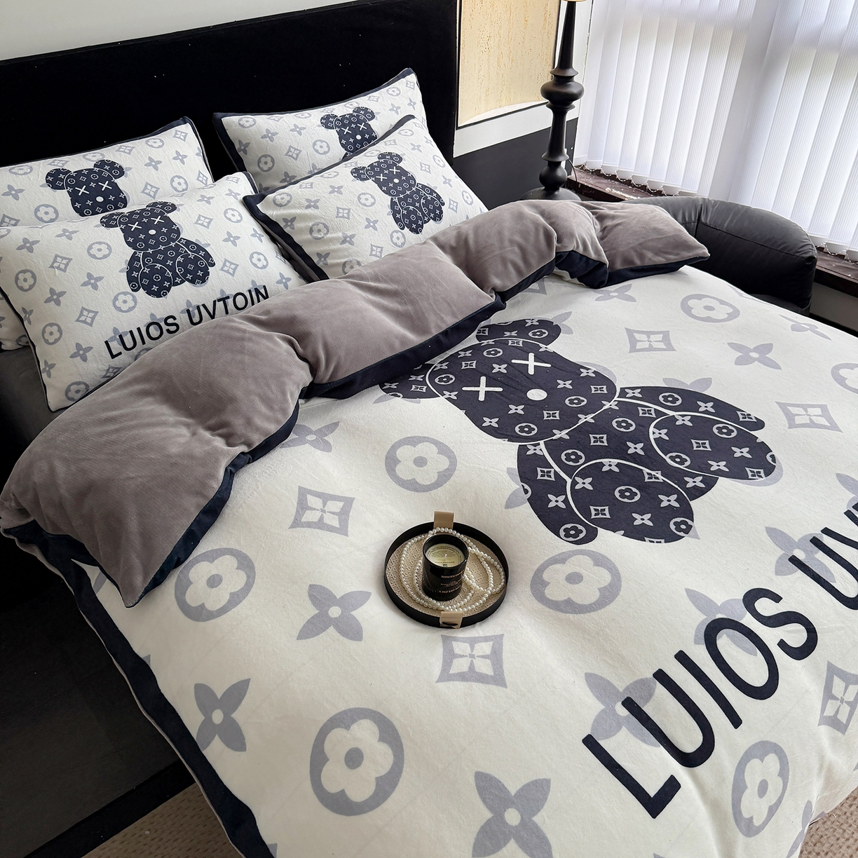 91家纺网 家纺一手货源 找家纺 摩卡（乐趣） 2025新款牛奶绒大版数码印花四件套（提供买家秀） 熊仔白