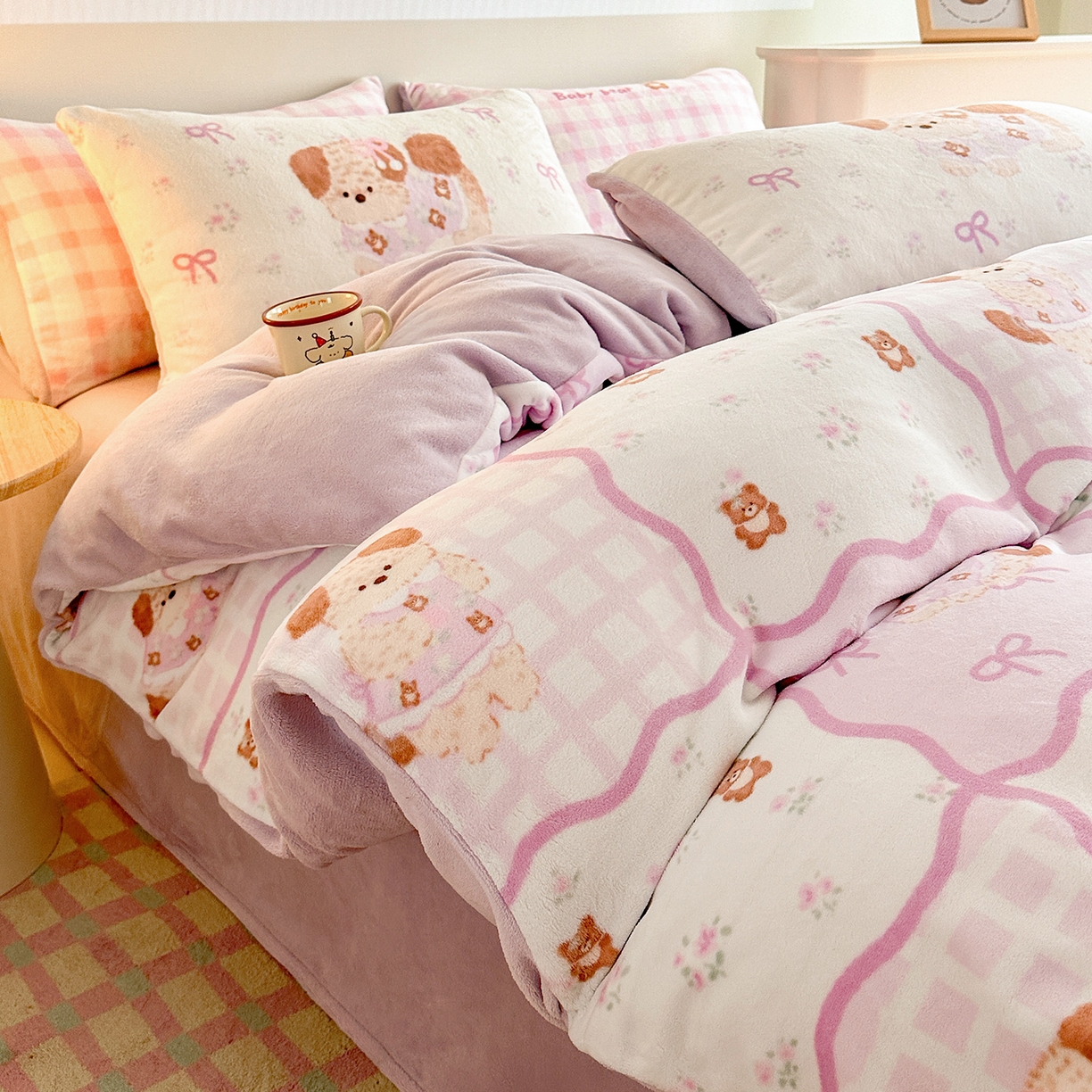 91家纺网 家纺一手货源 找家纺 安哆啦家纺 2025新款A类加厚200克牛奶绒印花卡通四件套 比伦-粉